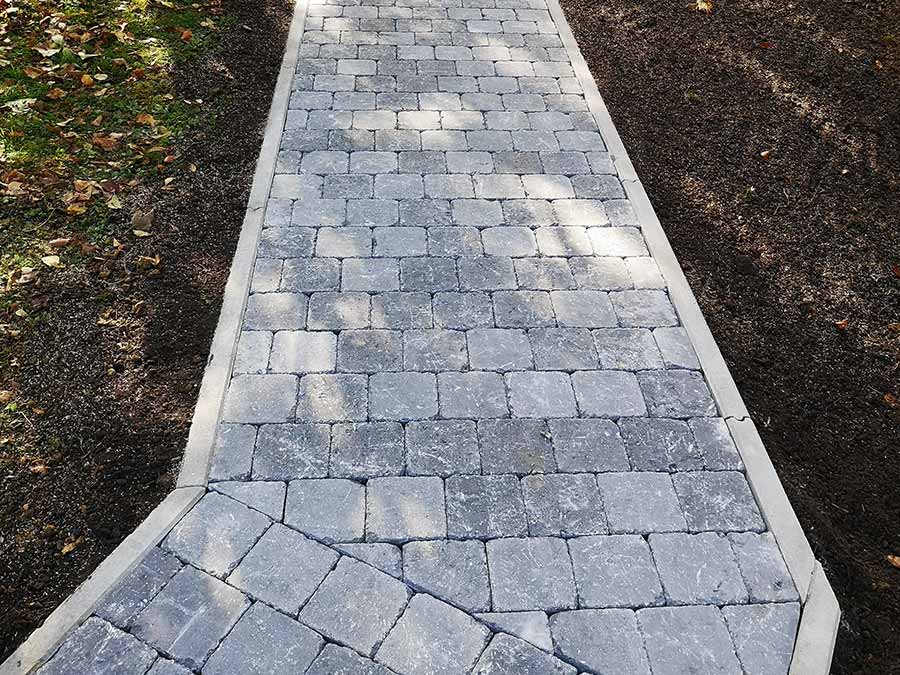 Réalisation d’une allée - Pose de pavés STONEHEDGE ROUBAIX de 15x15x6 cm