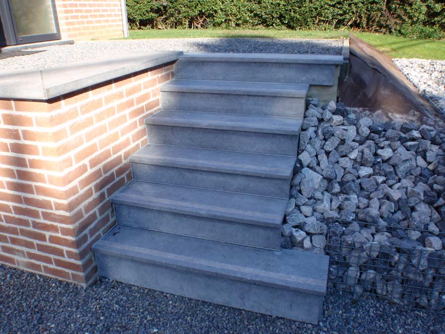 Escalier, marches et contremarches en pierre bleue belge